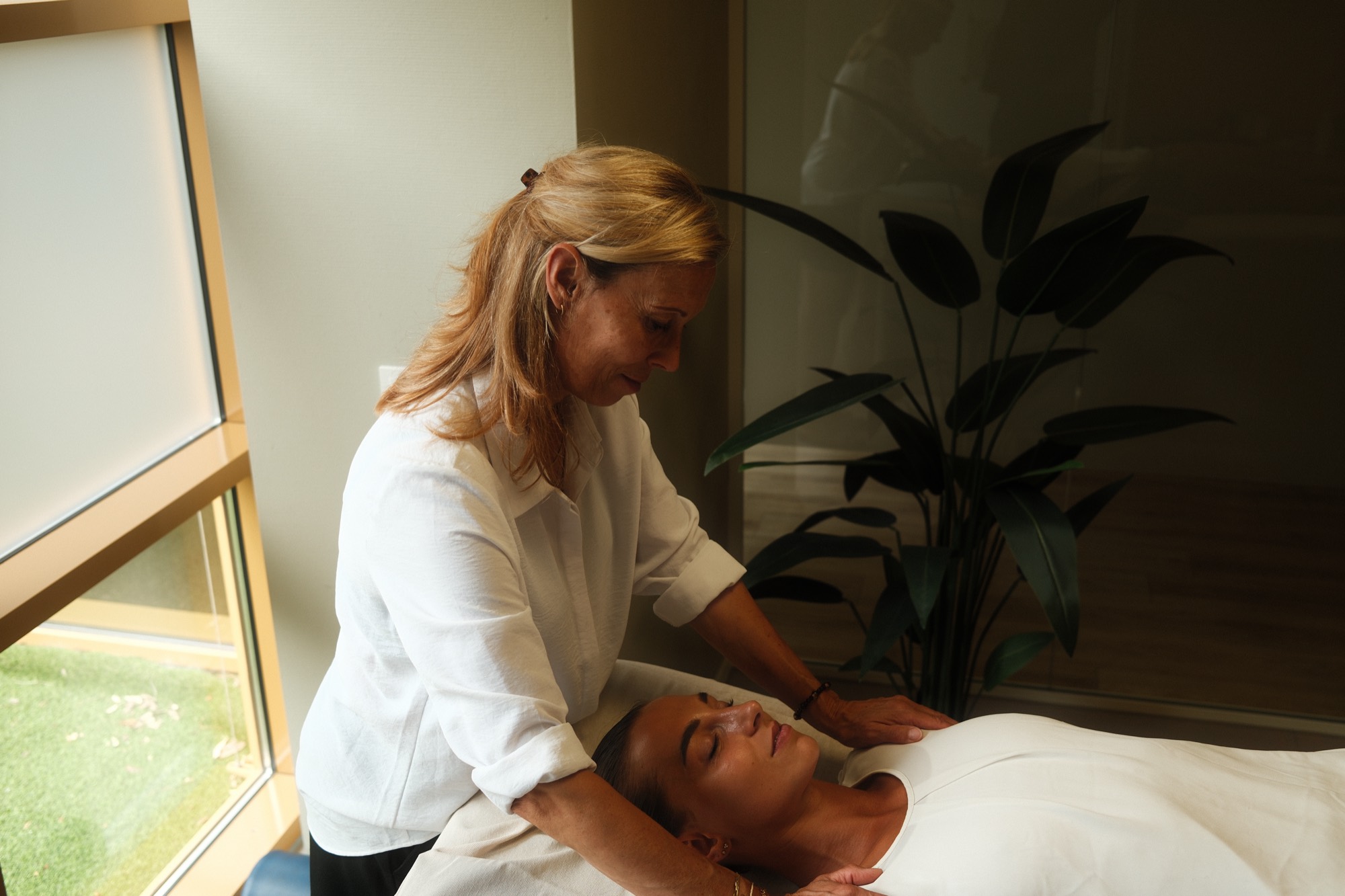 Kim Peters tijdens een ademtherapie-behandeling